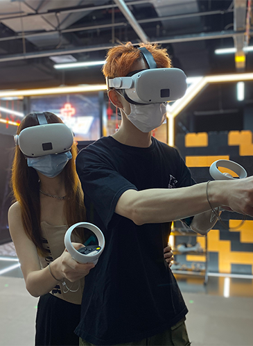 新型VR交互方式 线下大空间可移动多人互动VR游戏