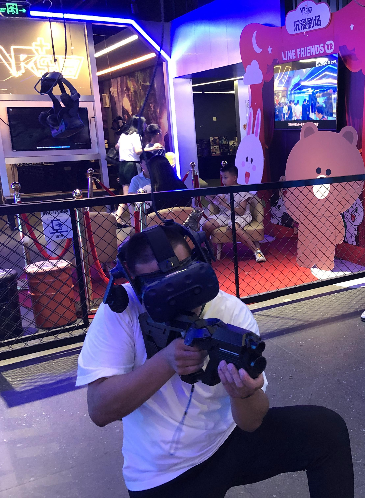 01后宝妈在VR+乐园解锁商机，利用疯狂加特林VR设备打造新的创业路线